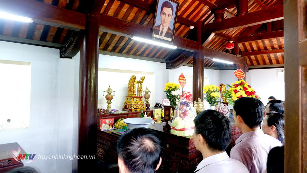Lễ giỗ được cử hành trang nghiêm tại Nhà lưu niệm đồng chí Lê Hồng Sơn.