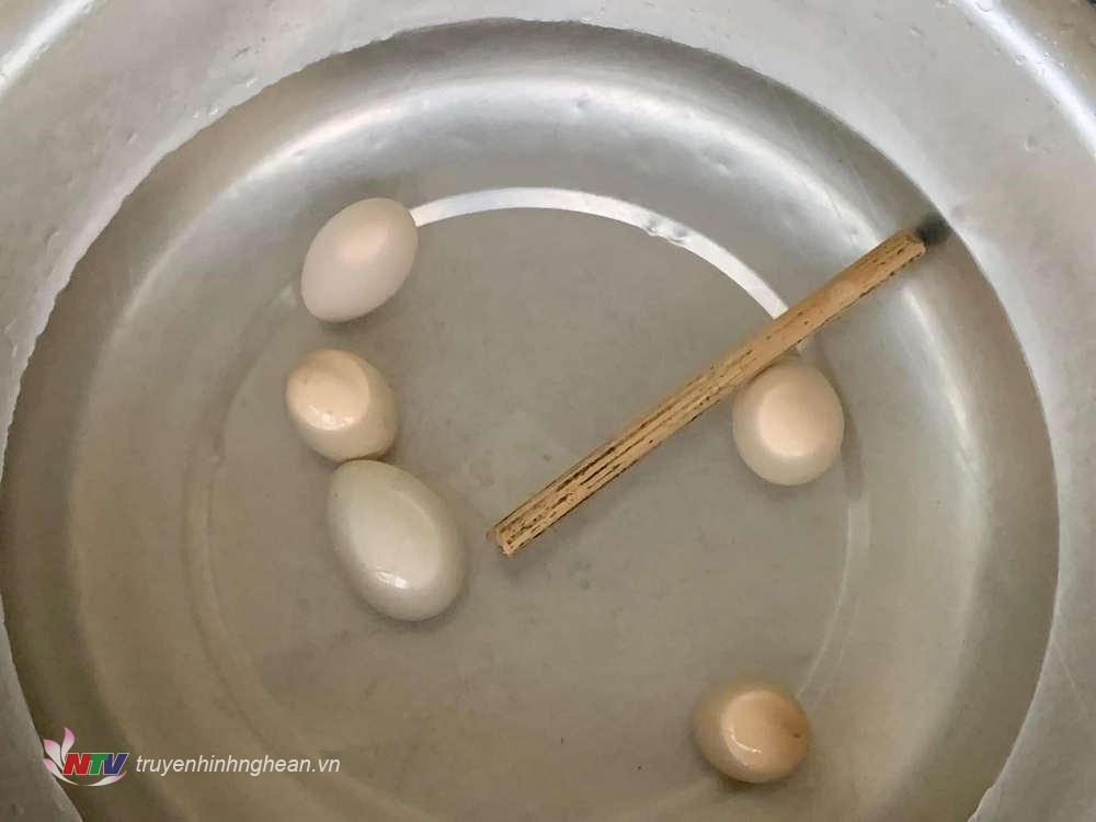 Việc dùng trứng để lau mặt mang ý nghĩa cầu cho khuôn mặt được trắng trẻo như trứng gà bóc, được trơn tru như quả dưa, mạnh khỏe như voi, như ngựa trong rừng...