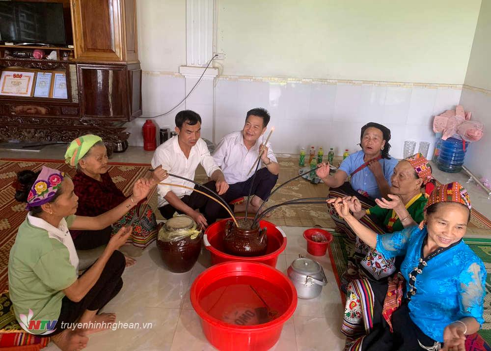Người dân uống rượu cần mừng năm mới theo tập tục của địa phương.