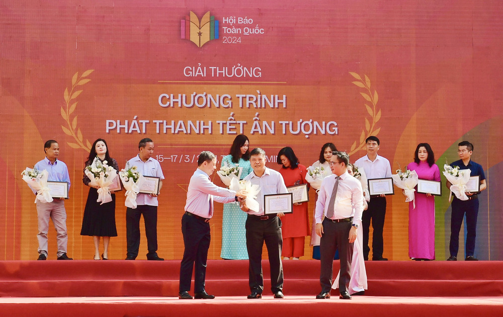 Phó Giám đốc Đài PT-TH PG88 go Bắn cá Nguyễn Trung Thảo nhận giải thưởng tại Hội Báo toàn quốc 2024.