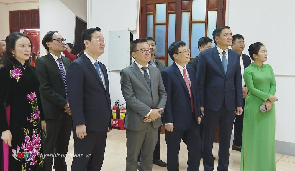 Các đồng chí đại biểu nghe giới thiệu những bài thơ viết về Đại tướng Võ Nguyên Giáp.