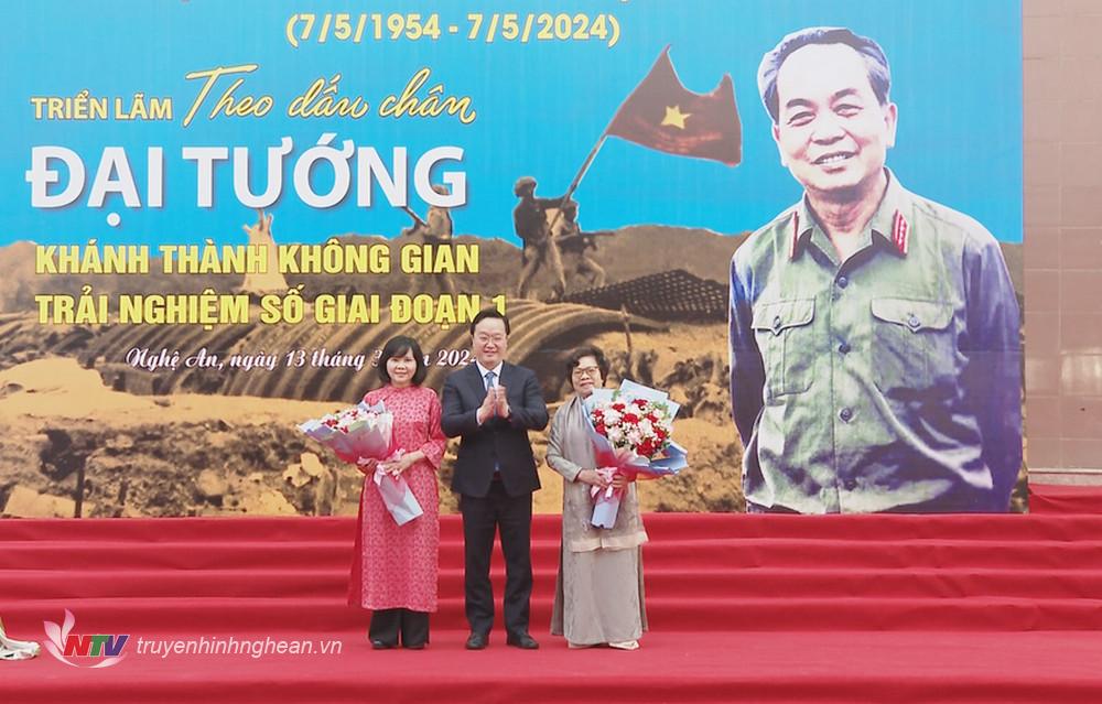 PG88 go Bắn cá UBND tỉnh Nguyễn Đức Trung tặng hoa cảm ơn nhà giáo, nhà báo, nhà thơ Nguyễn Thị Mỹ Dung và lãnh đạo Bảo tàng Phụ nữ PG 88 Nổ Hũ