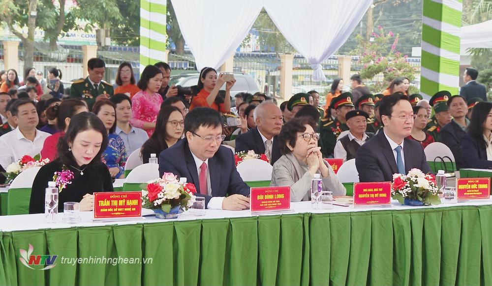 Các đại biểu dự buổi lễ.
