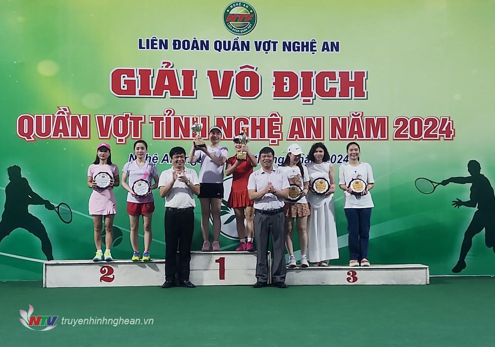 Đại diện BTC trao giải cho các nội dung Đôi nam và Đôi nữ.