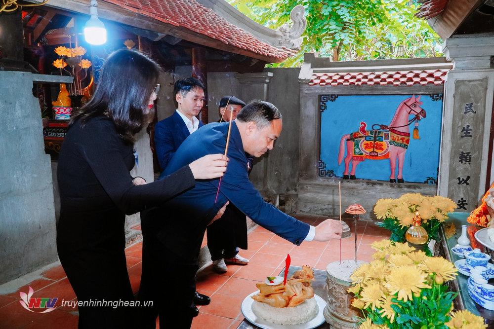 Đại biều cấp tỉnh và huyện dâng hương tại đền Đức Hoàng