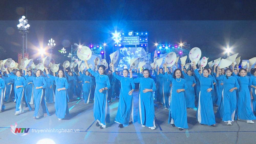 hương trình “Duyên dáng áo dài Việt” và đồng diễn dân vũ thu hút sự tham gia của hơn 1.000 cán bộ, hội viên phụ nữ đến từ các địa phương trong tỉnh.