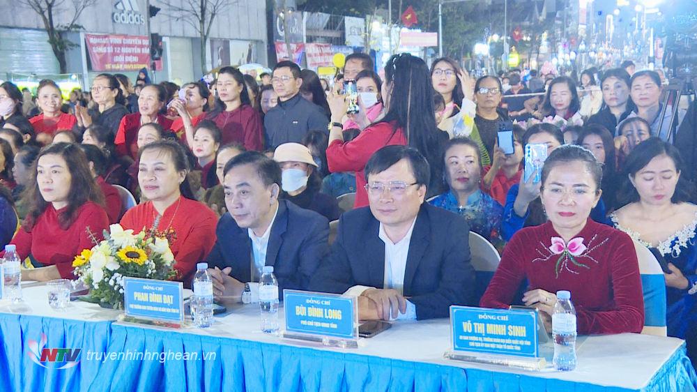 Các đại biểu dự chương trình.