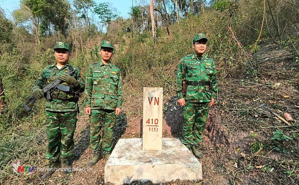 Kiểm tra cọc dấu biên giới.