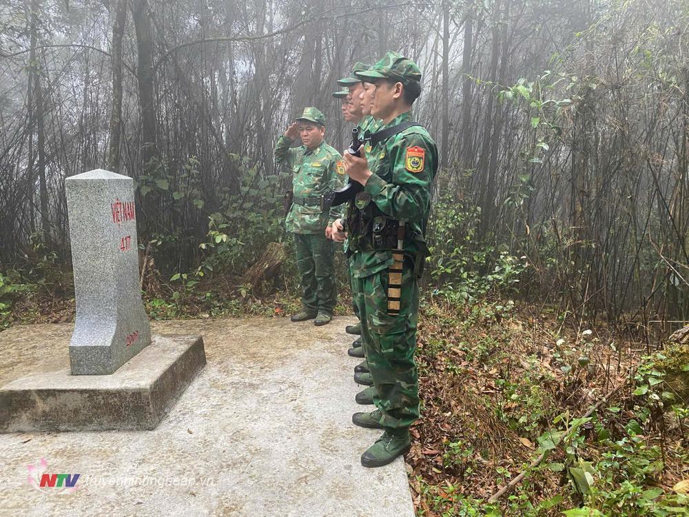 Thực hiện nghi thức tại cột mốc. 