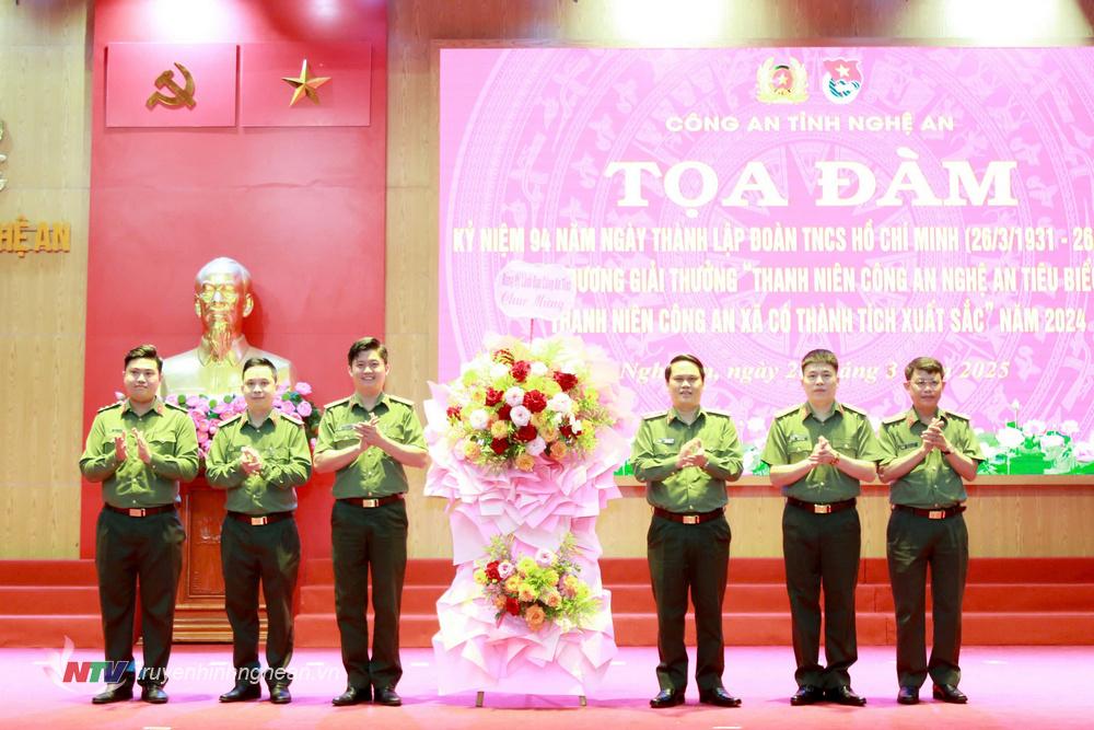 Lãnh đạo Công an tỉnh tặng hoa chúc mừng Ban Thanh niên.