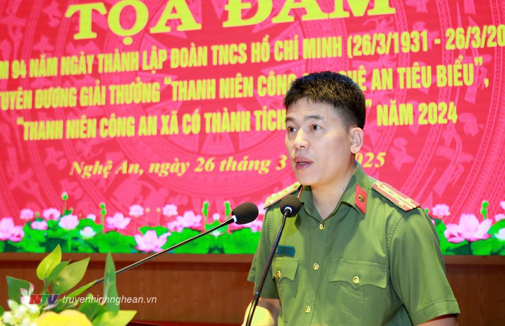 Đại tá Trần Hồng Quang, Phó Bí thư Đảng ủy, Phó Giám đốc Công an tỉnh phát biểu tại buổi tọa đàm.