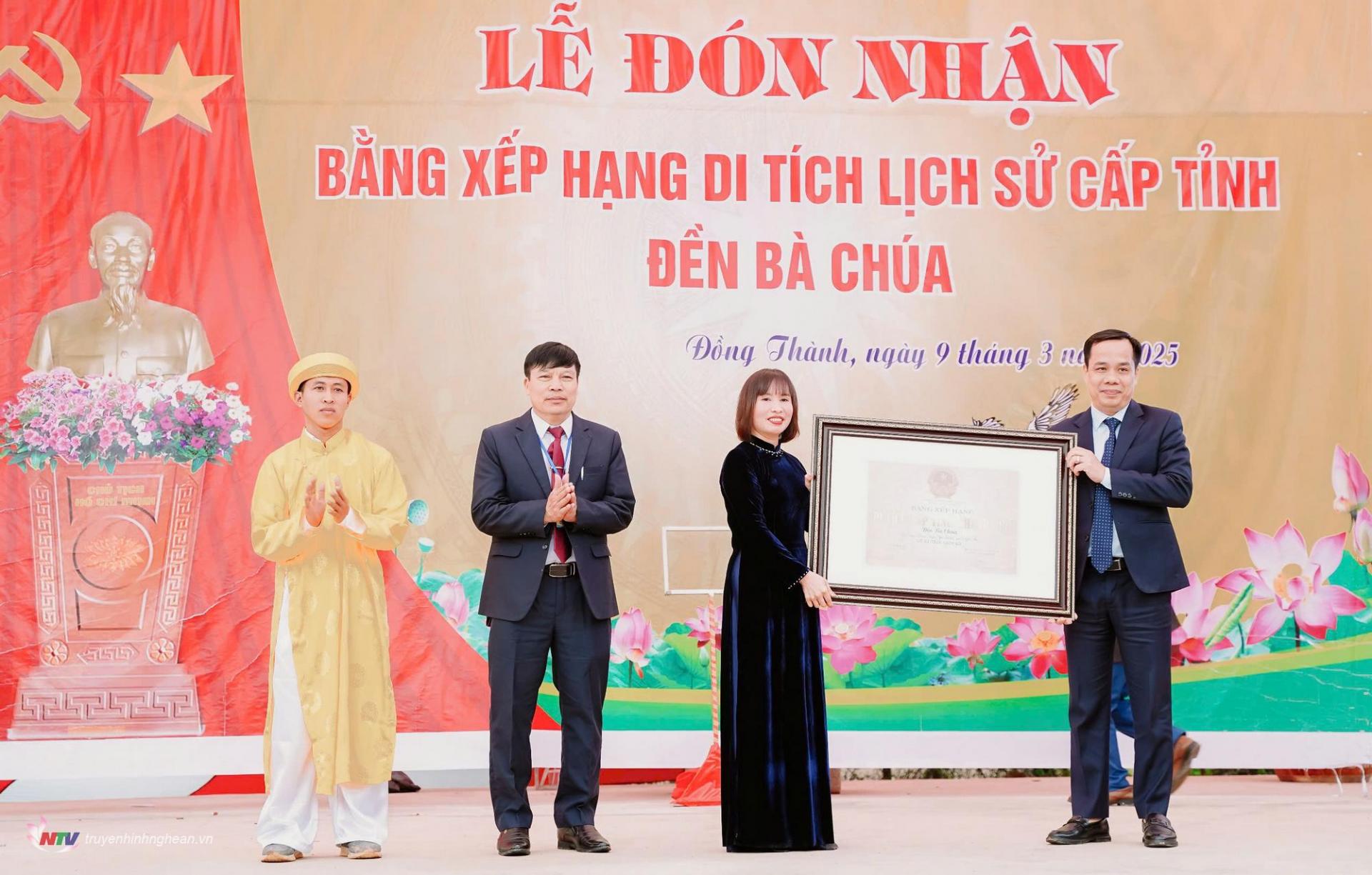 Ông Bùi Công Vinh - Phó Giám đốc Sở Văn hóa, PG88 go Xócđĩa và PG 88 Bóng Đá trao bằng bằng xếp hạng di tích lịch sử cấp tỉnh đền Bà Chúa.