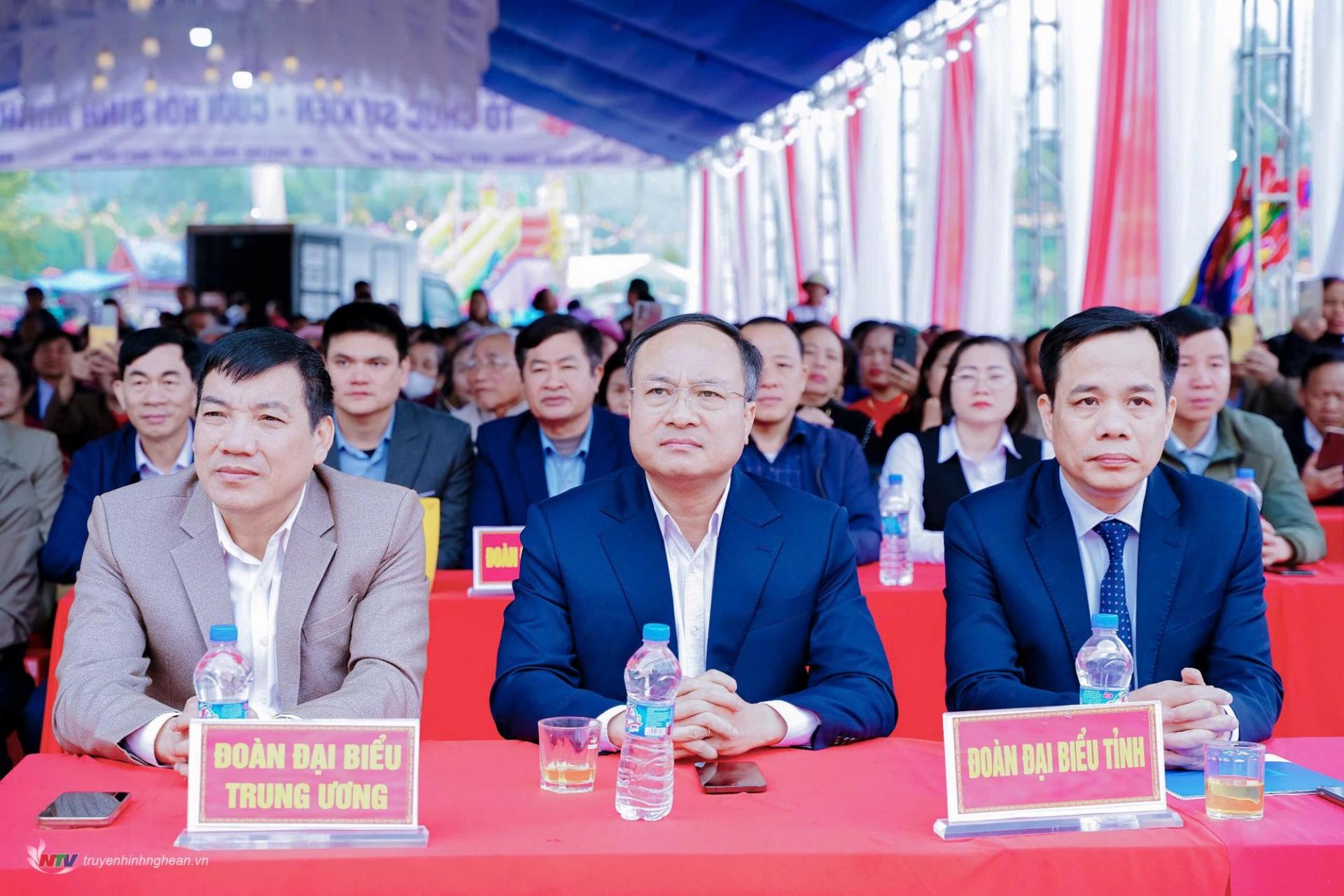 Các đại biểu dự buổi lễ.