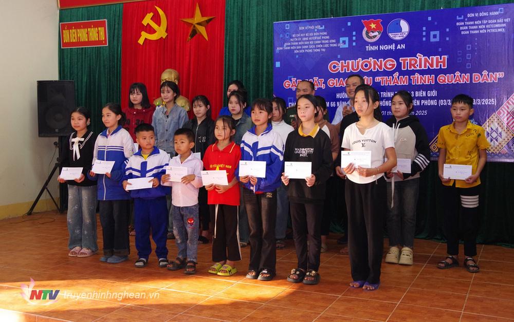 Ban tổ chức tặng quà cho các cháu học sinh có hoàn cảnh khó khăn