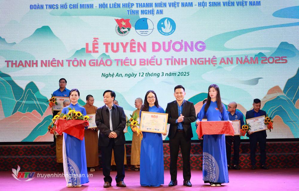 Chị Nguyễn Thị Phúc (giữa) được Tỉnh đoàn PG88 go Bắn cá tuyên dương thanh niên tôn giáo tiêu biểu năm 2025.