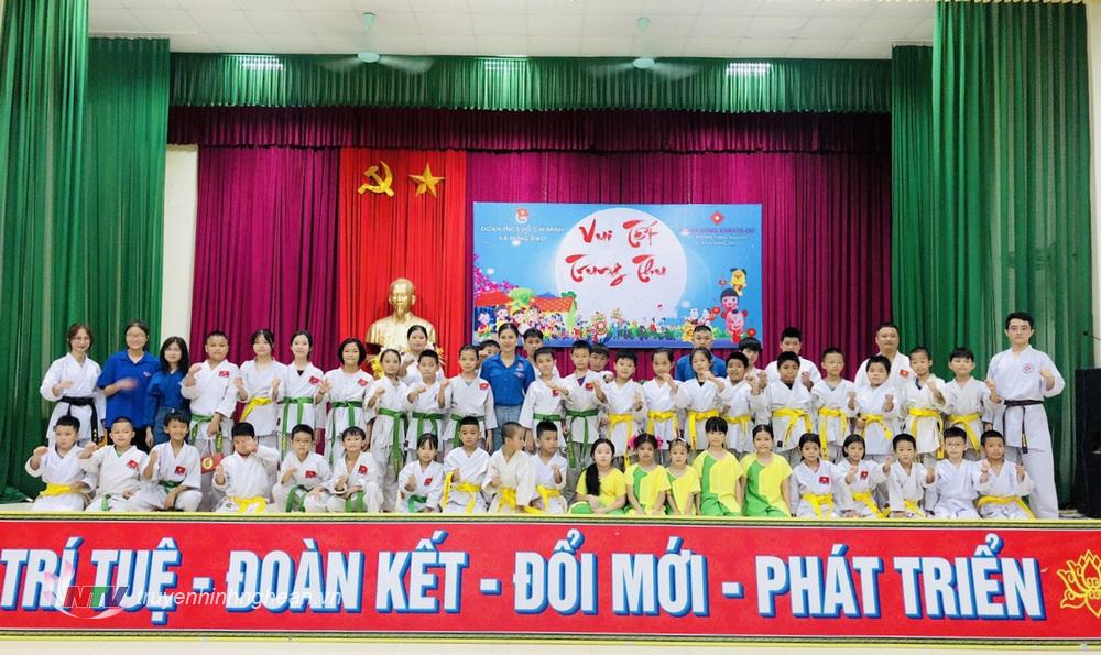 Học sinh có hoàn cảnh khó khăn trên địa bàn được miễn học phí khi tham gia lớp võ thuật Karate do Đoàn xã tổ chức.