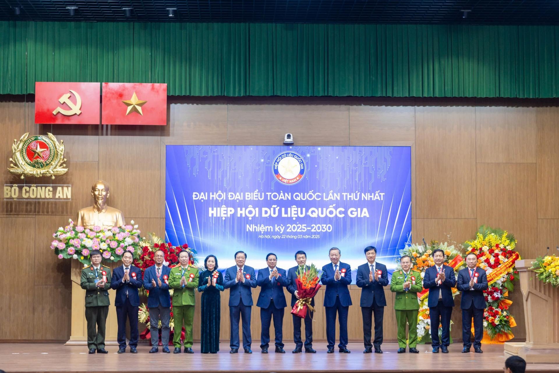 Tổng Bí thư Tô Lâm và Thủ tướng Chính phủ Phạm Minh Chính chúc mừng Ban Thường vụ Hiệp hội Dữ liệu quốc gia nhiệm kỳ 2025-2030