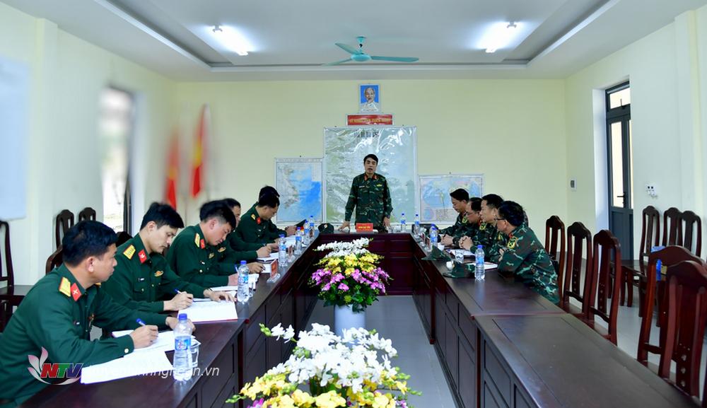 Đại tá Đinh Bạt Văn, Uỷ viên Ban Thường vụ Đảng uỷ Quân sự, Phó Chỉ huy trưởng – Tham mưu trưởng giao nhiệm vụ huấn luyện chiến sĩ mới cho lãnh đạo, chỉ huy Trung đoàn 764.