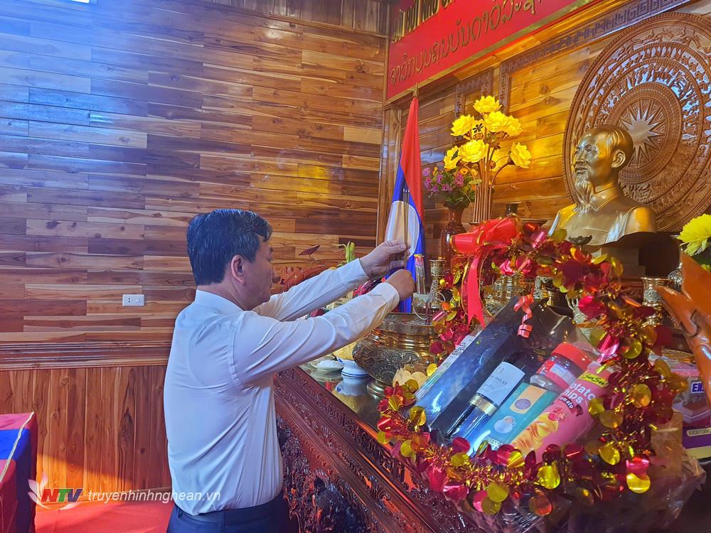 Đồng chí Nguyễn Minh Tâm - Đại sứ Đặc mệnh toàn quyền nước Cộng hòa PG88 go Xócđĩa Chủ nghĩa PG 88 Nổ Hũ tại Lào dâng lễ, dâng hương tưởng niệm PG88 go Bắn cá Hồ Chí Minh và các Anh hùng liệt sỹ hy sinh vì nhiệm vụ Quốc tế cao cả.