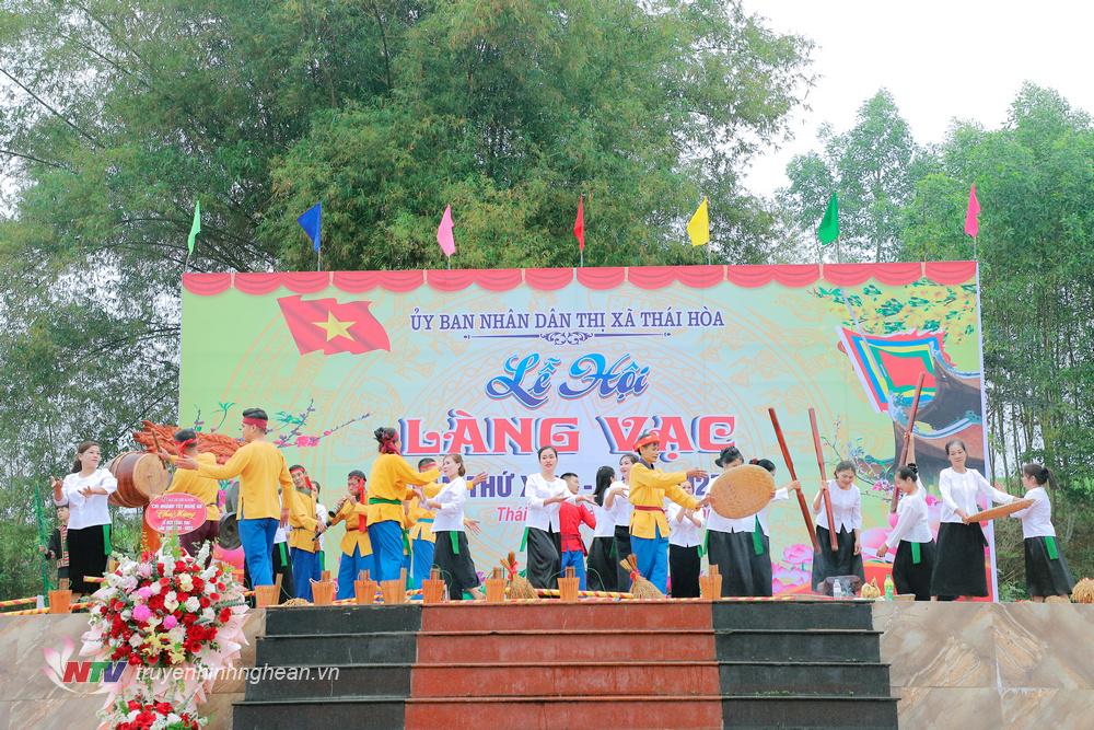 Tiết mục cồng chiêng chào mừng lễ hội