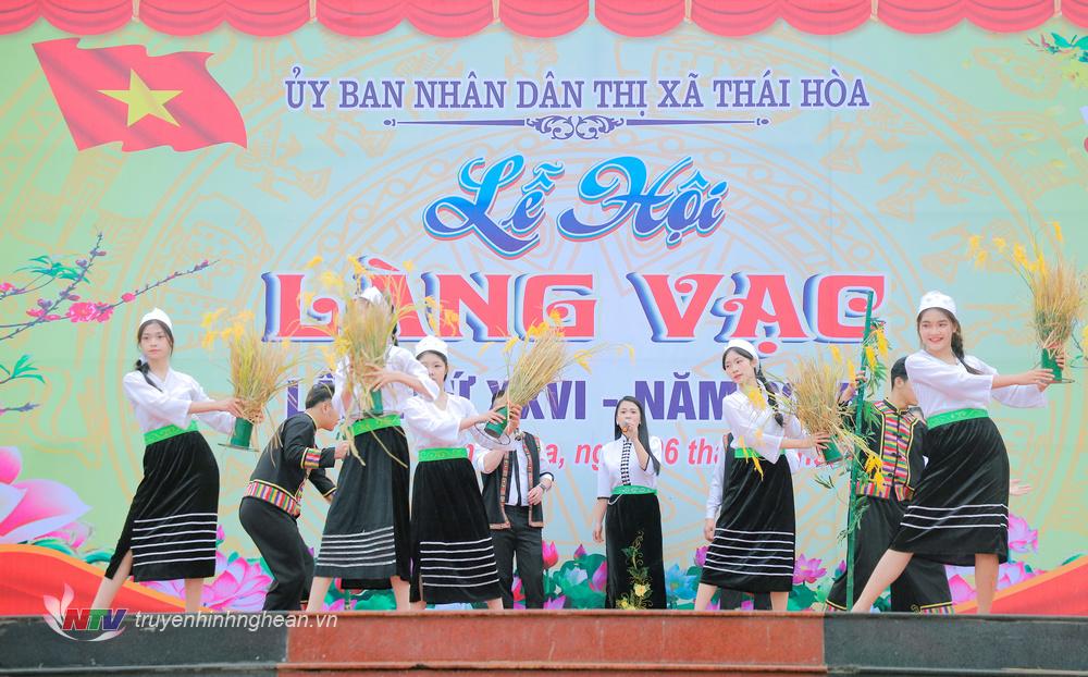Tiết mục văn nghệ chào mừng.