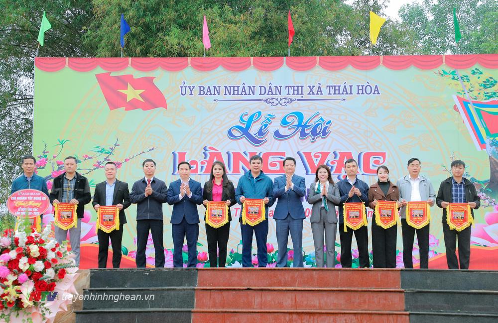 Ban tổ chức trao cơ lưu niệm cho các đơn vị tham gia lễ hội.