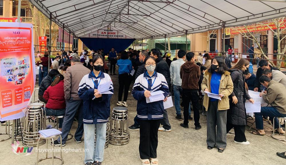Đông đảo tình nguyện viên tham gia đăng ký hiến máu.