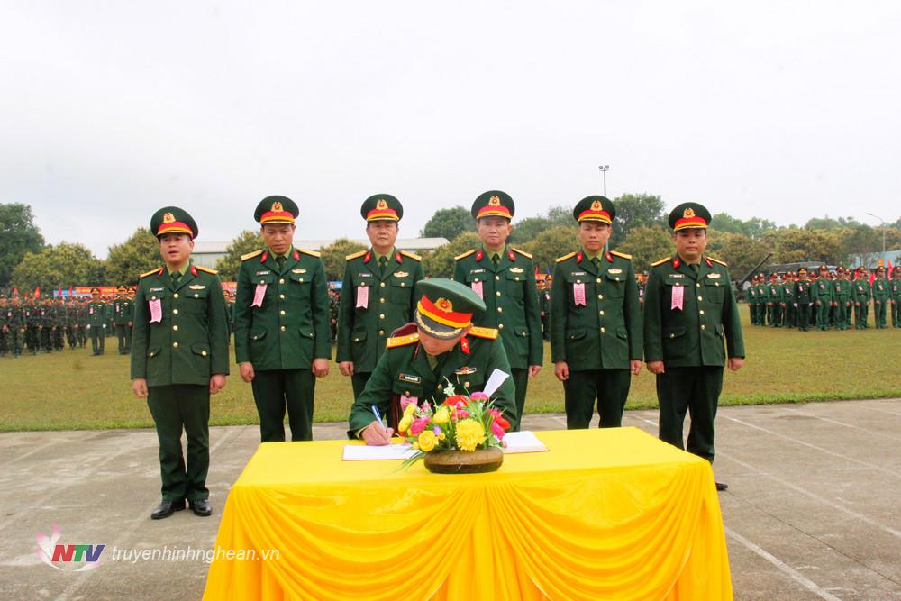 Các đơn vị trong Lữ đoàn ký kết giao ước thi đua.