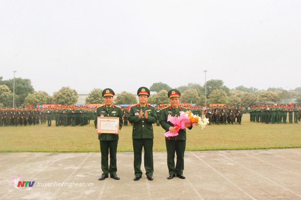Đại tá Ngô Nam Cường - Phó Tư lệnh Quân khu 4 trao Bằng khen “Đơn vị huấn luyện giỏi năm 2025” cho tập thể Tiểu đoàn PB 2.