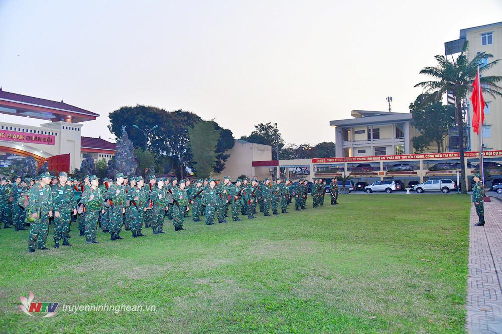 Thực hành hạ đạt mệnh lệnh hành quân ra khu vực.