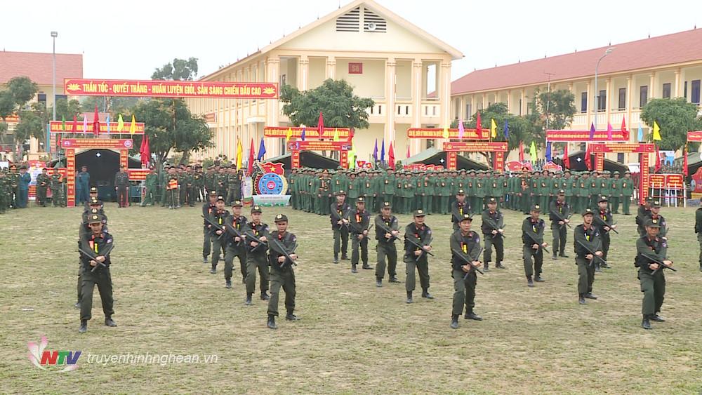 Lực lượng vũ trang tỉnh PG88 go Bắn cá biểu diễn tại buổi lễ ra quân.