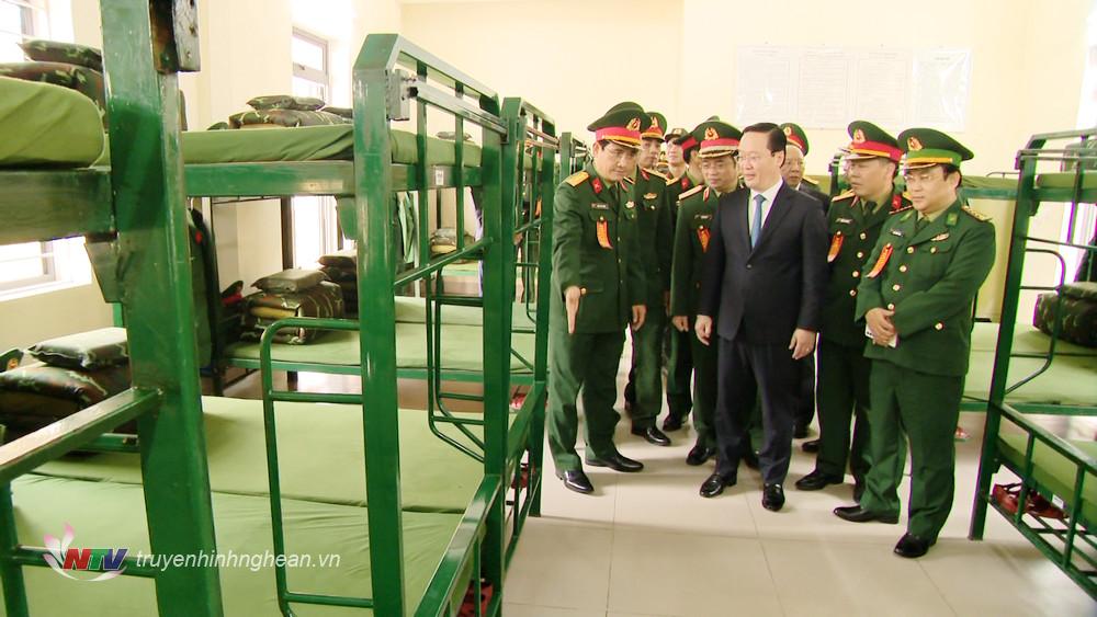 Bí thư Tỉnh ủy Nguyễn Đức Trung cùng đoàn thăm nơi nghỉ ngơi, sinh hoạt của các tân binh tại Trung đoàn 764, Bộ Chỉ huy Quân sự tỉnh.