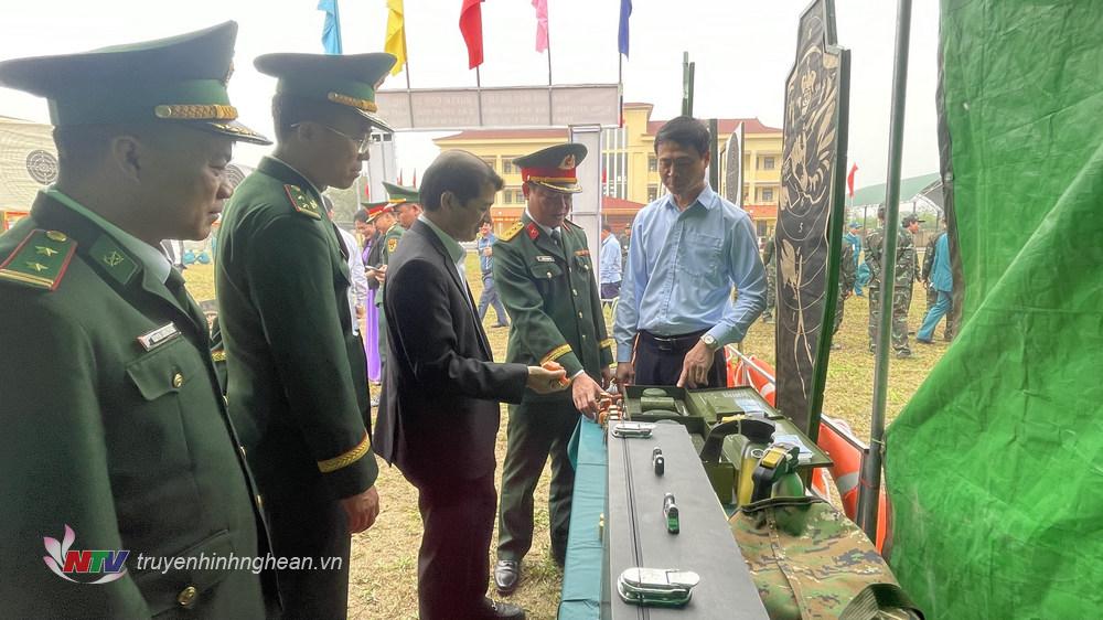 Các đại biểu tham quan mô hình học cụ.