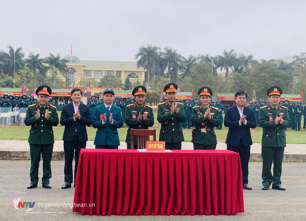 Ký giao ước thi đua.