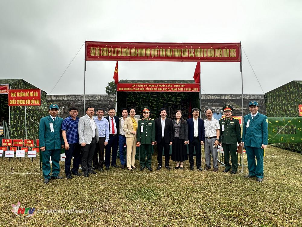 Các đại biểu tham quan mô hình học cụ và sáng kiến kinh nghiệm của các đơn vị.