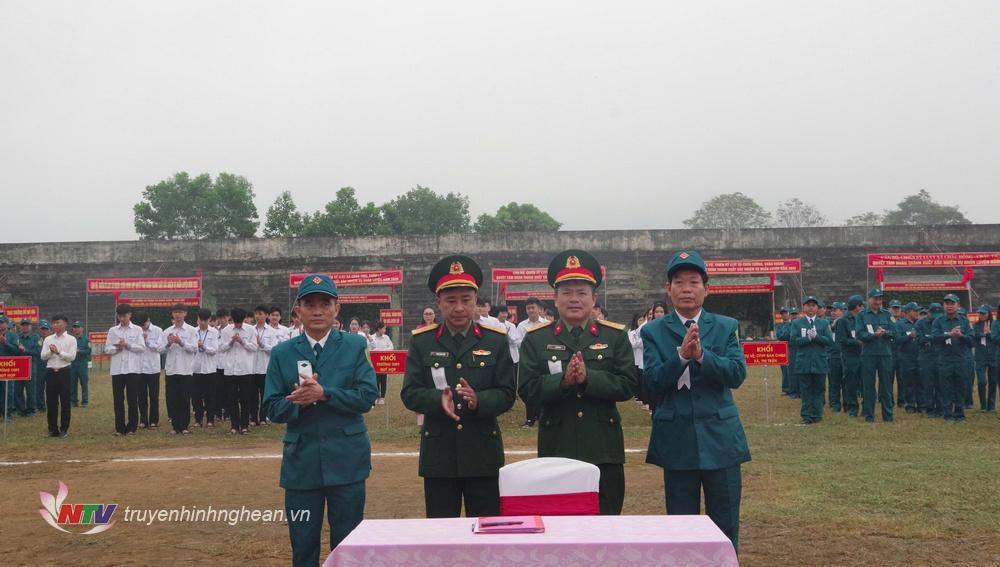 Ký kết giao ước thi đua.