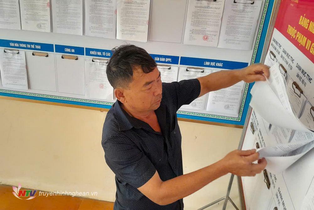 2.Người dân kiểm tra danh sách tàu cá nguy cơ cao vi phạm hoạt động khai thác IUU tại trụ sở UBND xã Thuận Long (Quỳnh Lưu).