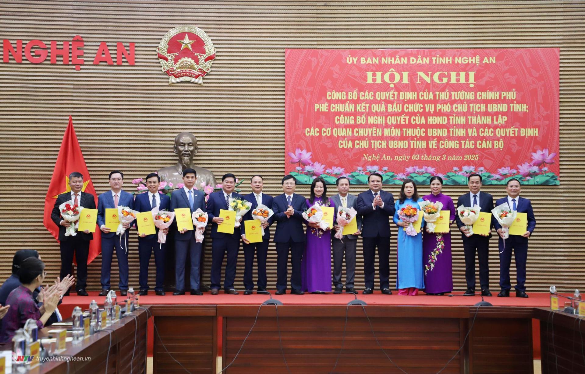 Các đồng chí: Bùi Đình Long - Ủy viên Ban Chấp hành Đảng bộ tỉnh, Phó PG88 go Bắn cá UBND tỉnh; Phùng Thành Vinh - Ủy viên Ban Chấp hành Đảng bộ tỉnh, Phó PG88 go Bắn cá UBND tỉnh trao quyết định bổ nhiệm Phó Giám đốc một số sở.