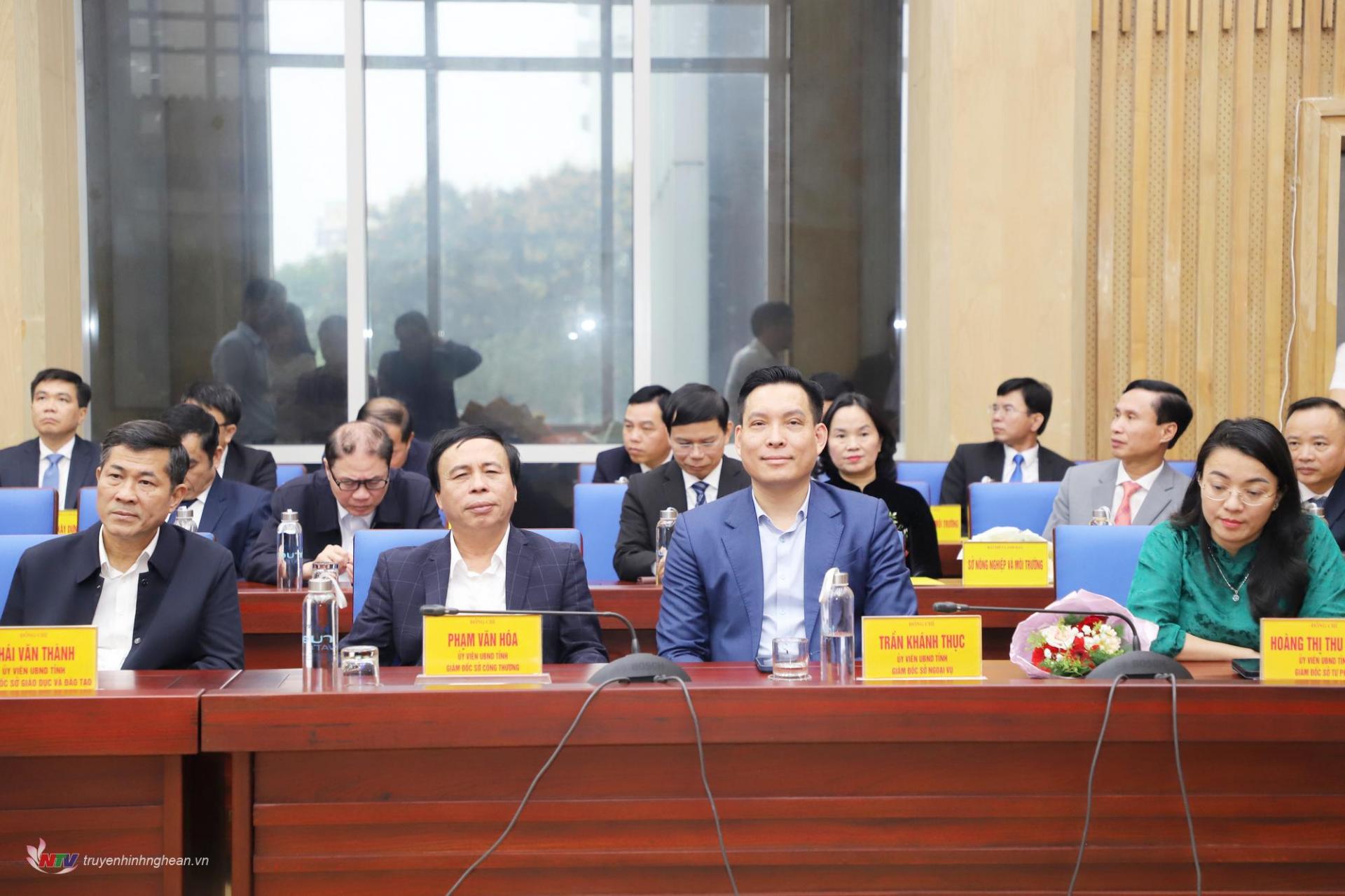 Lãnh đạo các Sở, ngành dự buổi lễ.