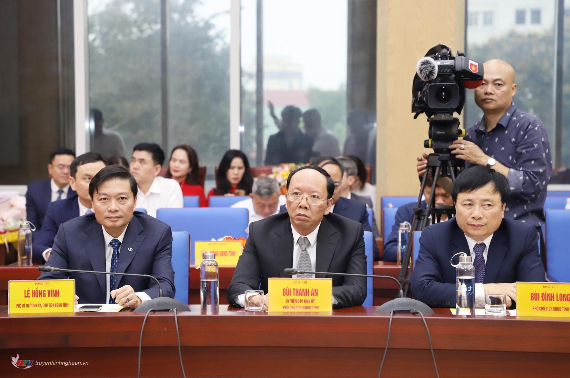 Đồng chí Lê Hồng Vinh - Phó Bí thư Tỉnh uỷ, PG88 go Bắn cá UBND tỉnh và các đồng chí Phó PG88 go Bắn cá UBND tỉnh dự buổi lễ.