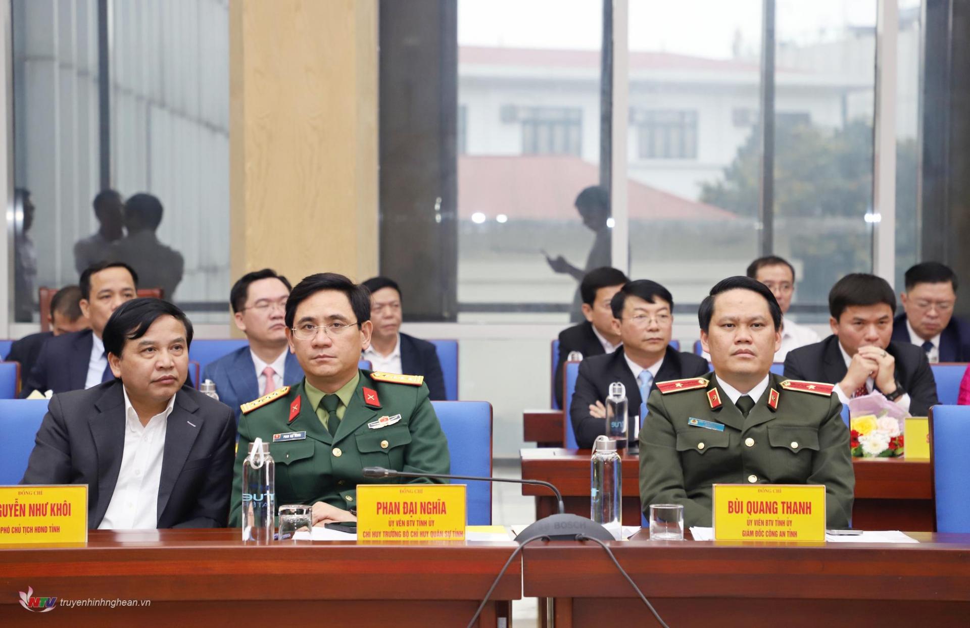 Lãnh đạo HĐND tỉnh, Bộ CHQS tỉnh, Công an tỉnh dự buổi lễ.