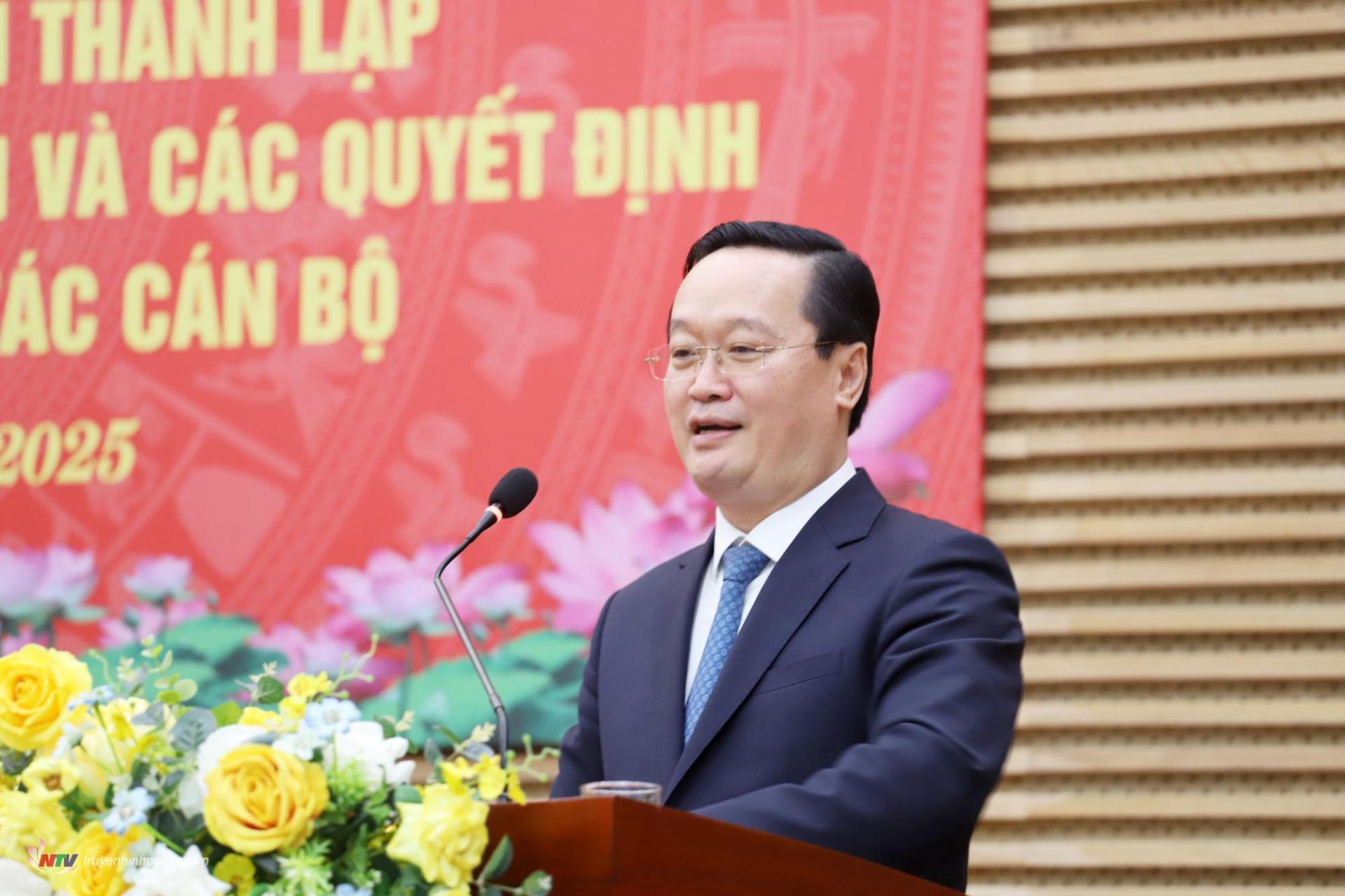 Đồng chí Nguyễn Đức Trung - Bí thư Tỉnh ủy PG88 go Bắn cá phát biểu chúc mừng và giao nhiệm vụ cho 2 tân Phó PG88 go Bắn cá UBND tỉnh và lãnh đạo các sở, ngành mới thành lập.