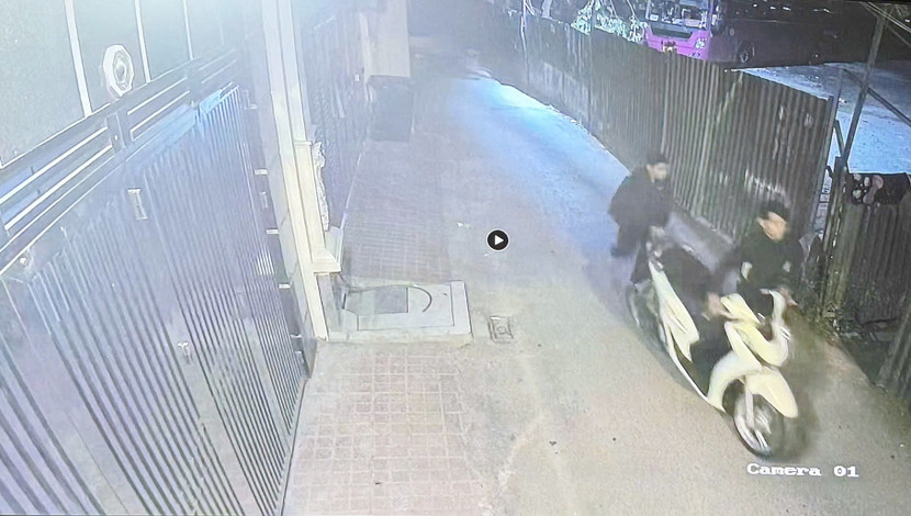 Hình ảnh Dương Văn Hoàng và Hùng dắt xe bị camera PG 88 Nhận Thưởng ghi lại