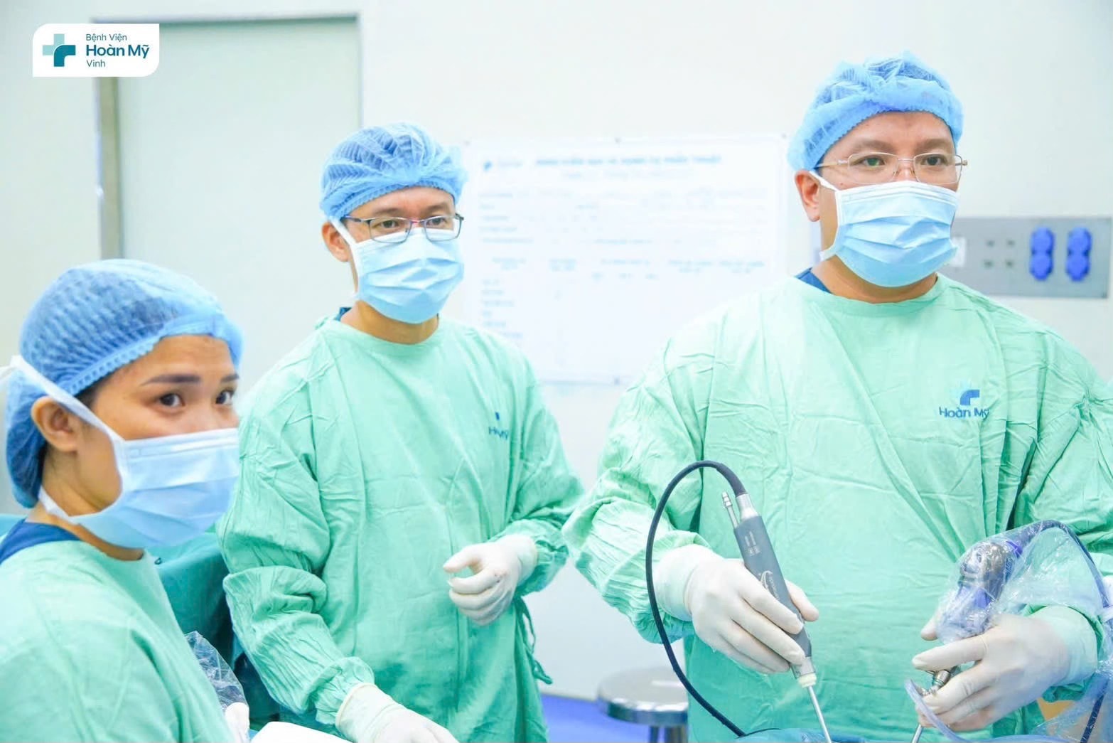 Bác sĩ Trần Văn Biên (ngoài cùng bên phải) trong một ca phẫu thuật. Ảnh: FB