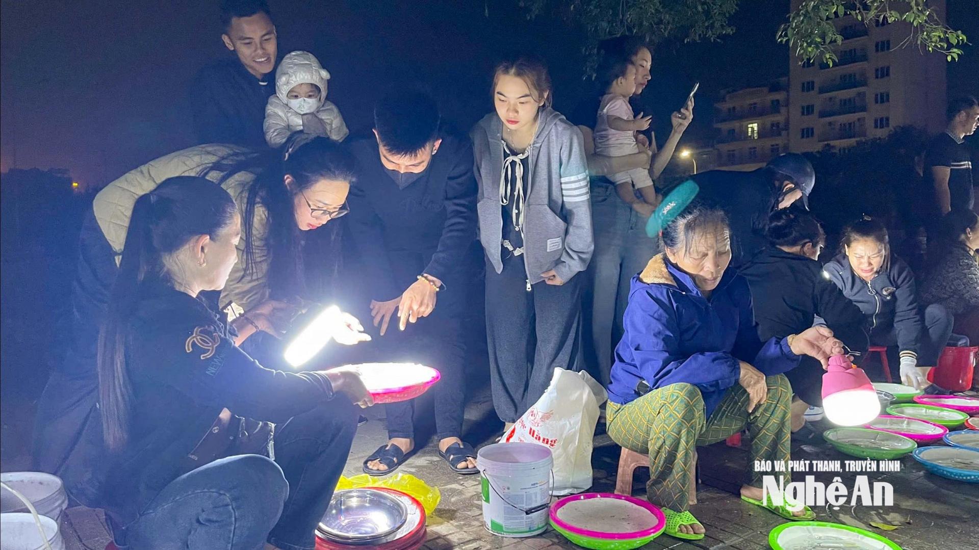 Không khí mua bán nhộn nhịp bên những mớ mực tươi vừa được đưa lên bờ. Ảnh: Đình Tuyên