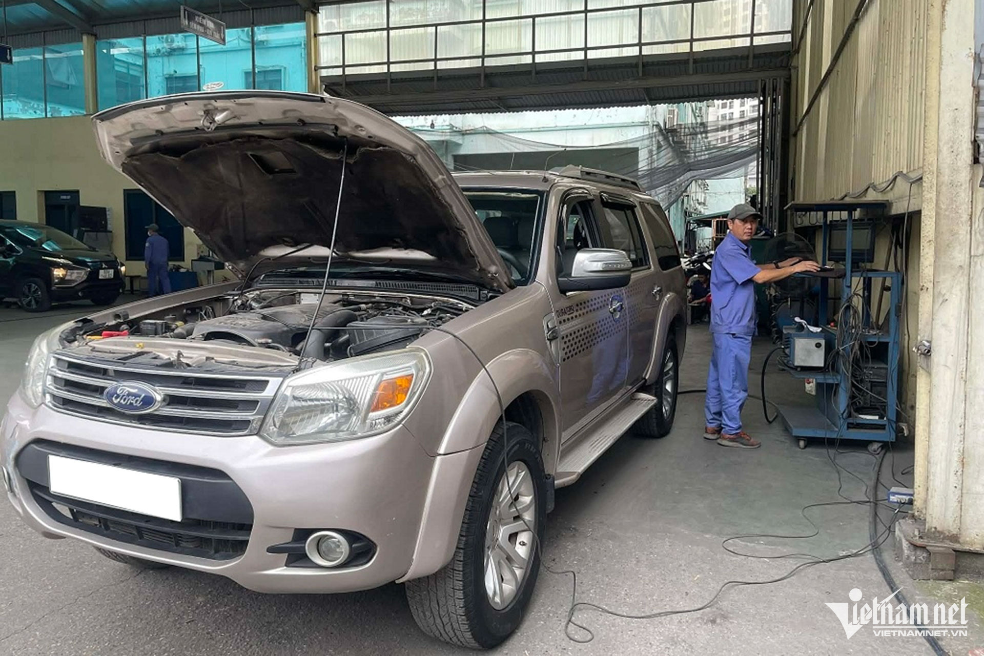 Việc đo khí thải ô tô bằng cách tăng vòng tua cao (đạp lút chân ga) đang gây nhiều ý kiến trái chiều. Ảnh: Hoàng Hiệp.