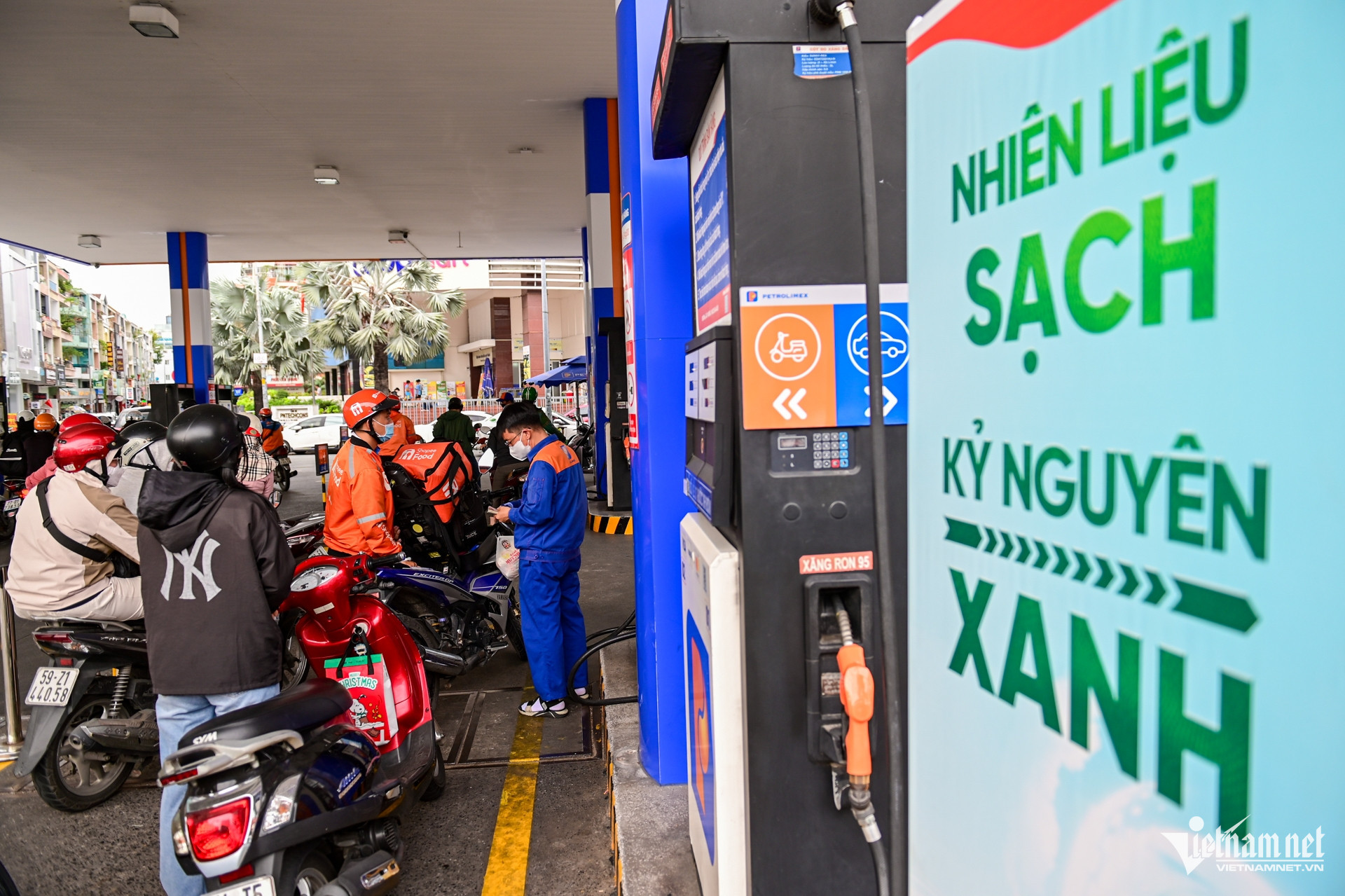 Xăng E10 đang được bán tại nhiều cửa hàng ở TPHCM. Ảnh: Nguyễn Huế