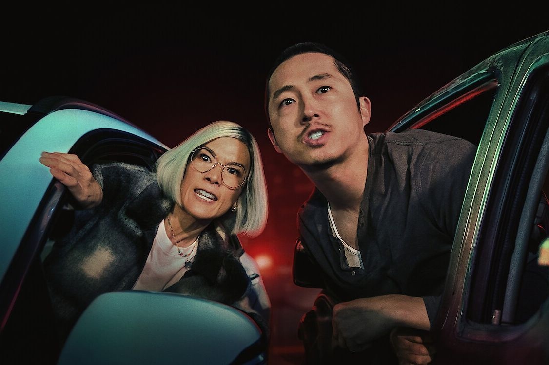 Ali Wong và Steven Yeun có màn hóa thân thuyết phục.