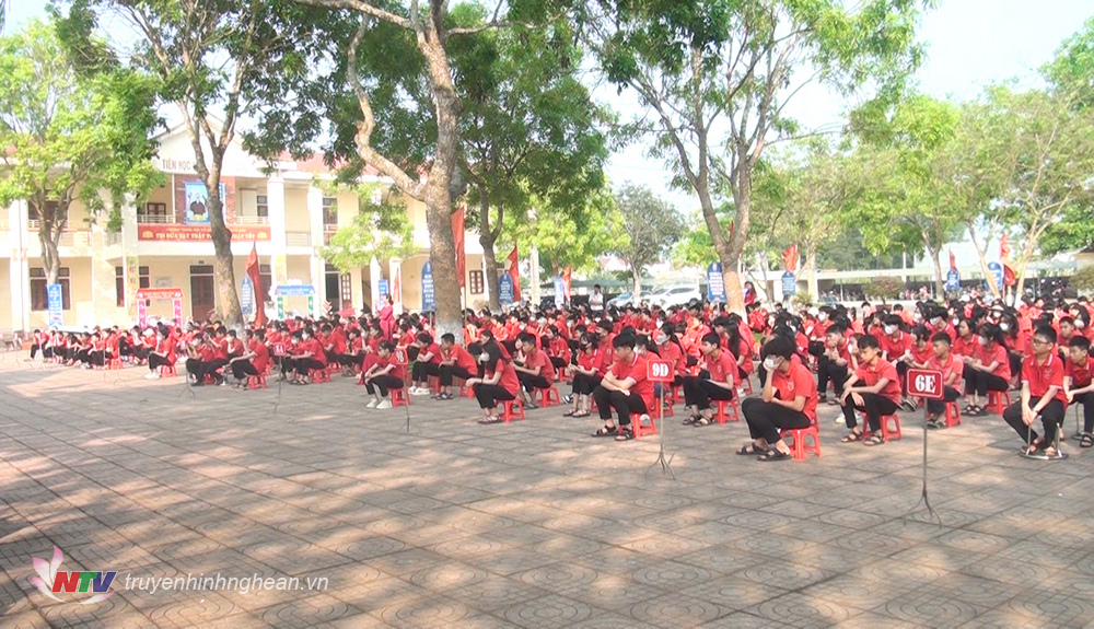 Học sinh nhà trường hào hứng theo dõi các tiết mục sân khấu hoá tại ngày hội.