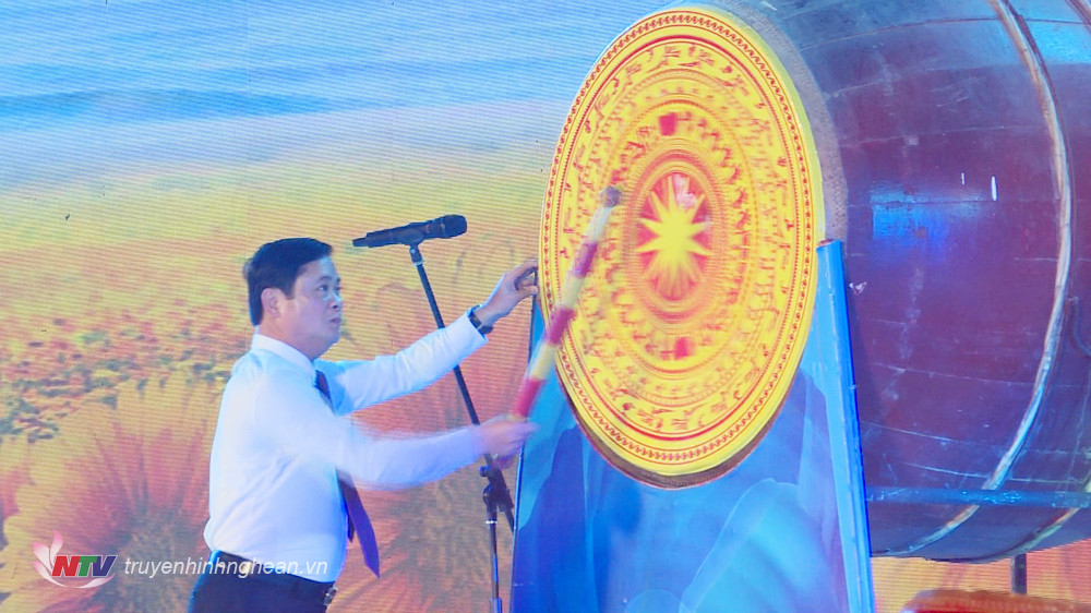 Đồng chí Thái Thanh Quý - Uỷ viên TW Đảng, Bí thư Tỉnh uỷ, Trưởng đoàn ĐBQH tỉnh, PG88 go Bắn cá HĐND tỉnh đánh trống khai hội.